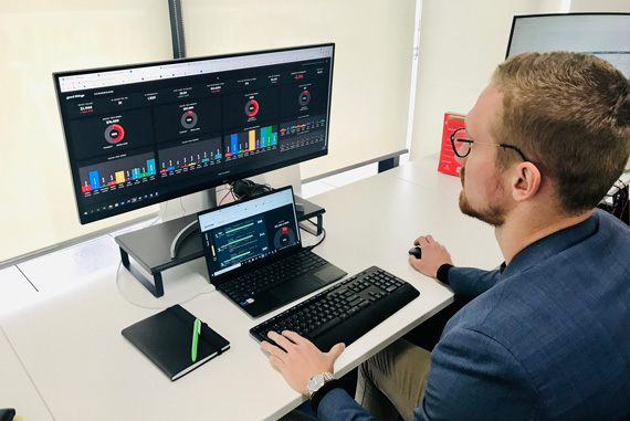 Man looking at Hustleboard on a computer screen